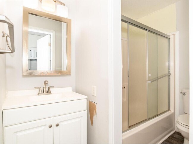 Building Photo - 506 Bryan Ave