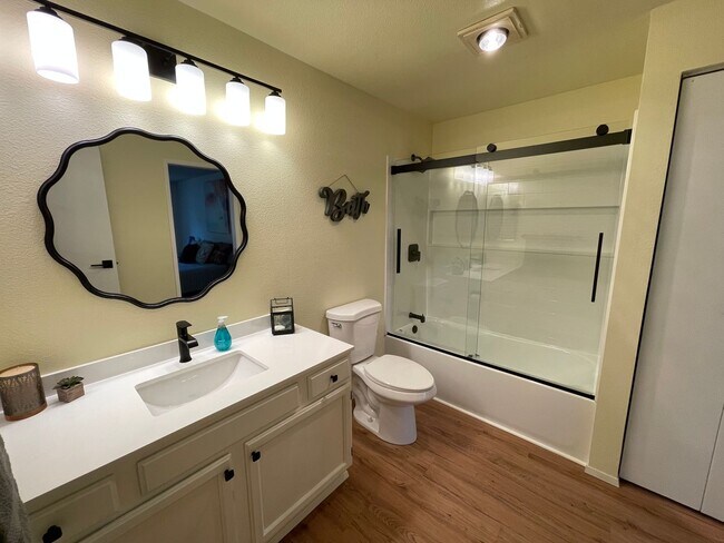 Building Photo - Charming 2 Bedroom Condo in the Heart of Town. Pet Friendly! $500 Move In Credit!