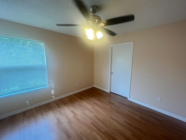 Building Photo - 2597 Grassy Point Dr