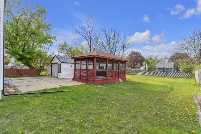 Building Photo - 18333 Beechwood St