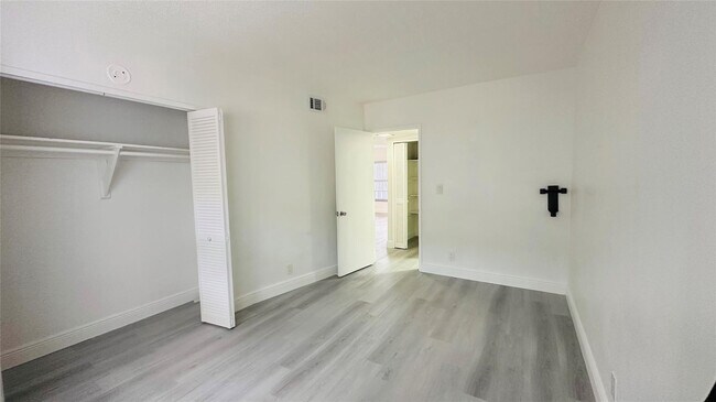 Building Photo - 651 Pine Dr