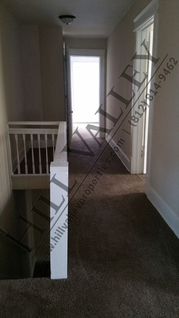 Building Photo - Large 3 Bedroom Apt, Close to Campus