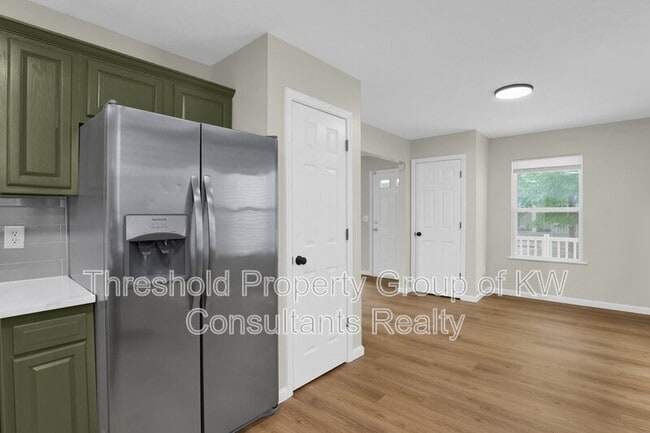 Building Photo - 1352 N 6th St
