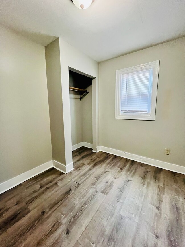 Building Photo - Remodeled 2 bedroom home w/bonus room- Sec...