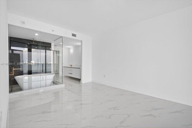 Building Photo - 700 NE 24th St