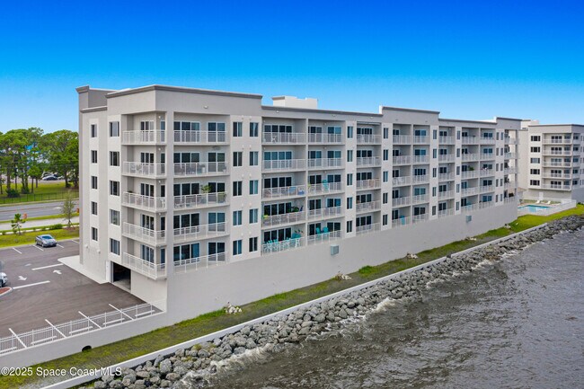 Building Photo - 1825 Riverside Dr