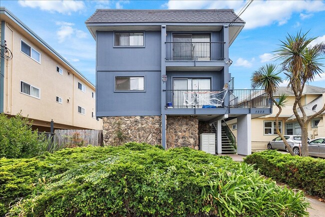 Building Photo - 2228 Lincoln Ave