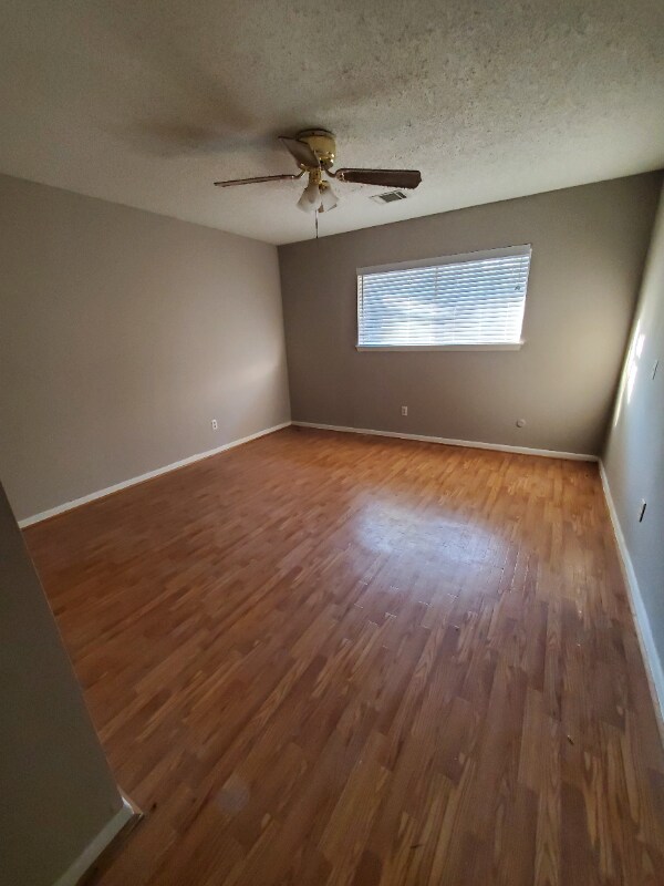 Building Photo - 1016 E Tri Oaks Ln