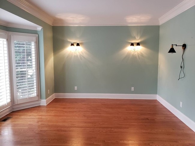 Building Photo - Johns Creek Beauty