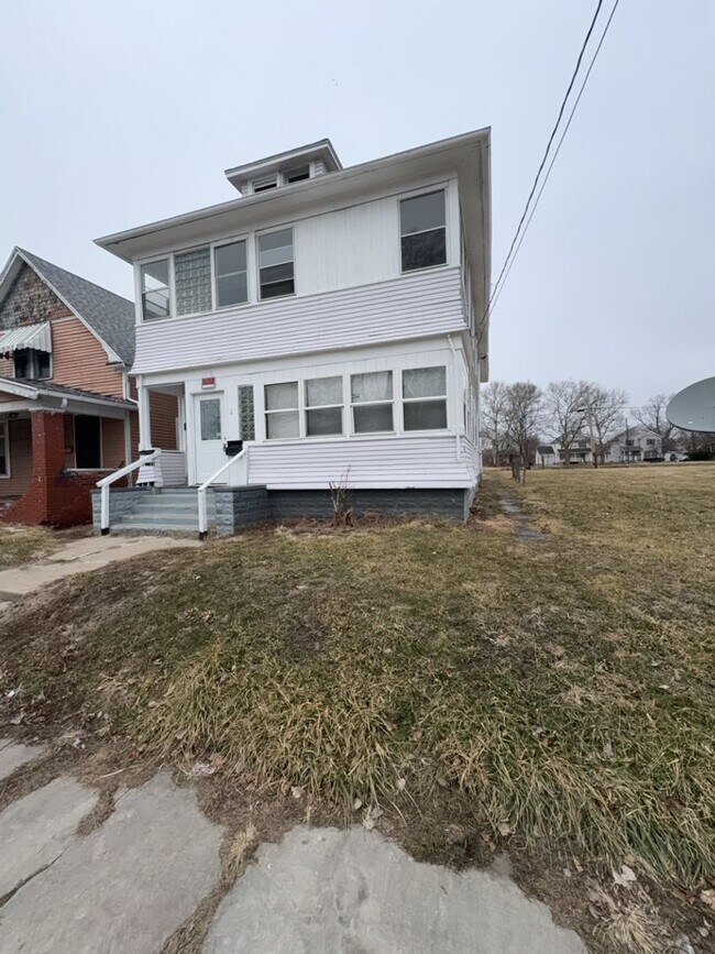 Building Photo - 960 W Delaware Ave