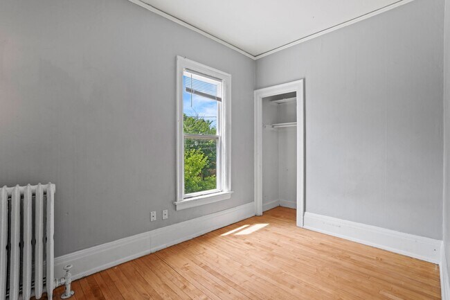 Building Photo - Maryland Upper Flat - Walk to Campus