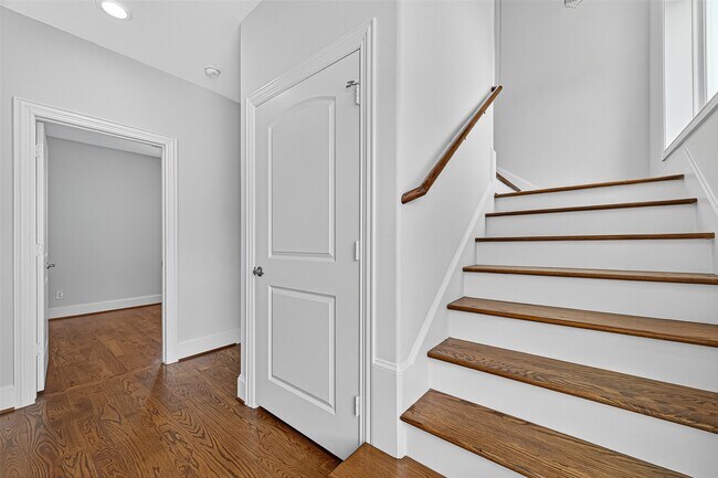 Building Photo - 1630 W 24th St
