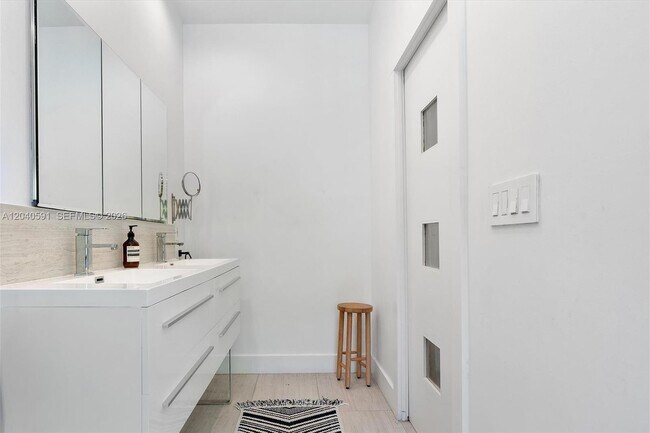 Building Photo - 547 NE 59th St