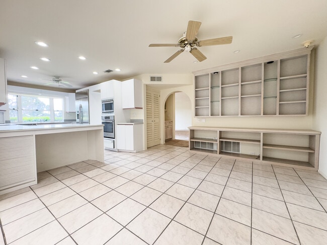 Building Photo - 2274 Caminito Castillo