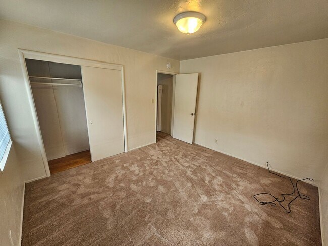 Building Photo - Cozy 2-Bed Oakland Apartment: San Leandro ...