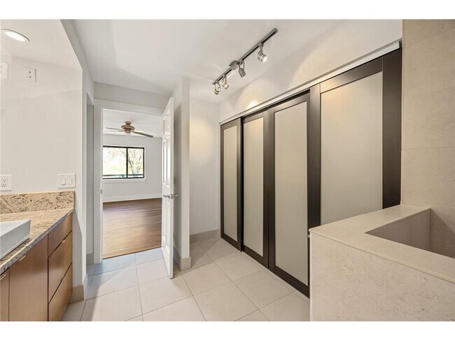 Building Photo - 2885 Knox Ave S