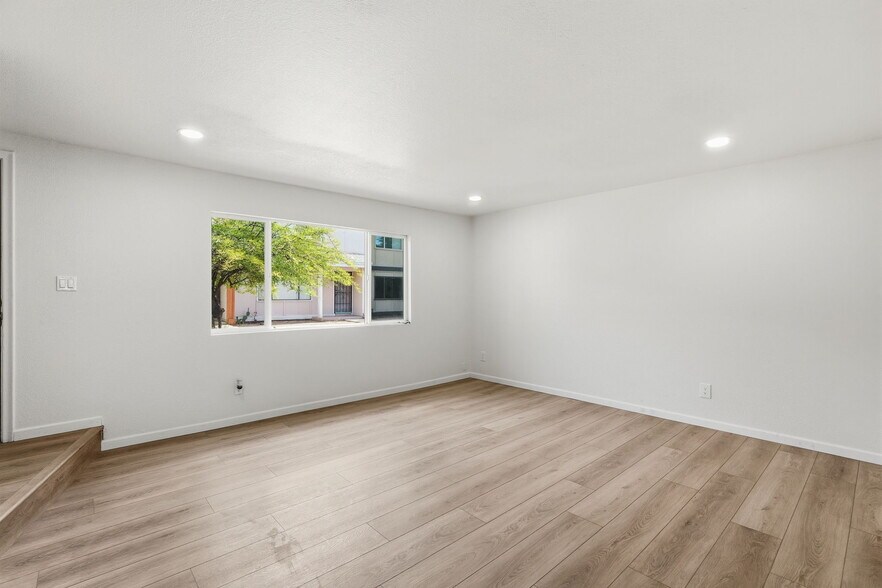 Building Photo - 5846 S Del Moral Blvd