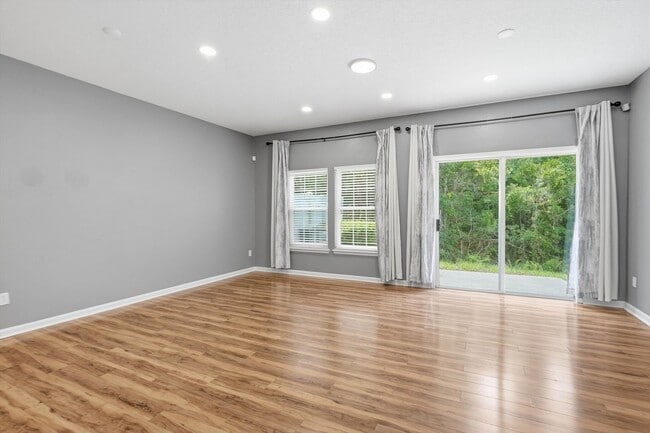 Building Photo - Beautiful TownHome