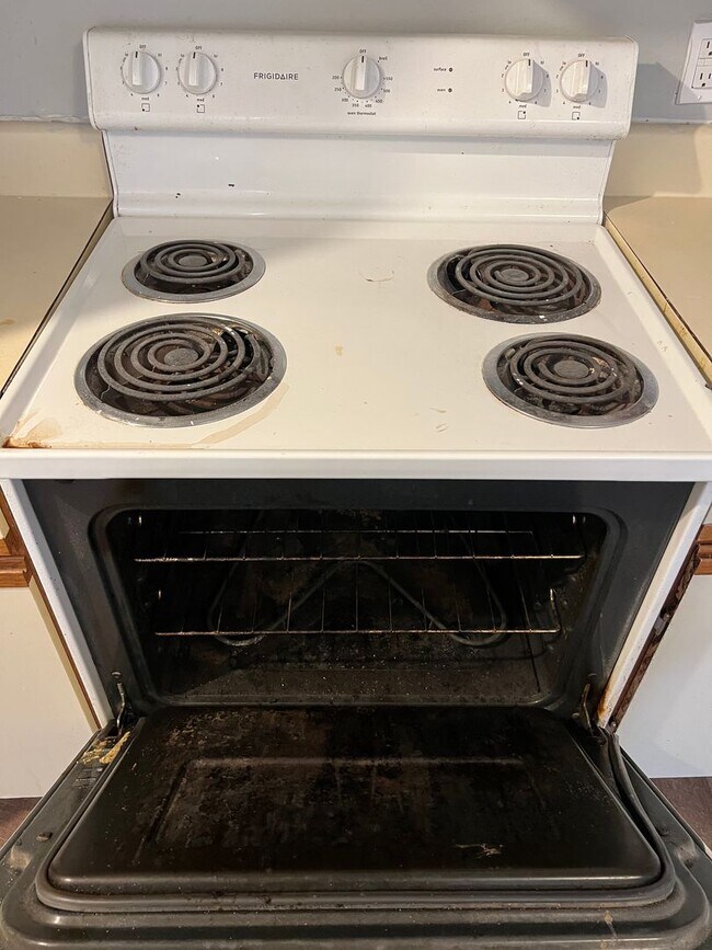 Building Photo - 300 Carriage Ln