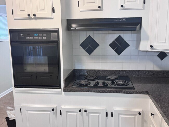 Building Photo - 3000 Springhill Rd