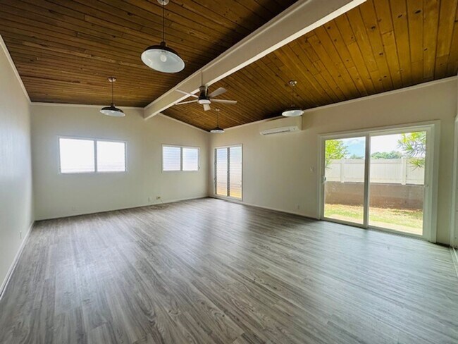 Building Photo - 3 Bedroom, 2 Bathroom with Carport (Pearl ...