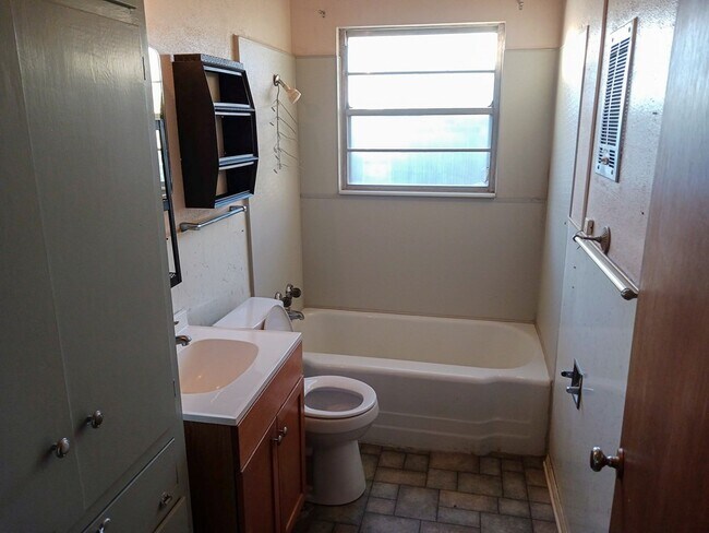 Building Photo - 1208 E 56th St