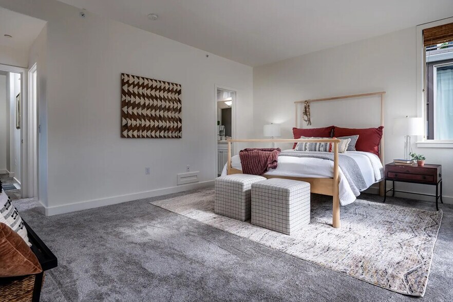 Building Photo - 852 SW Broadway Dr