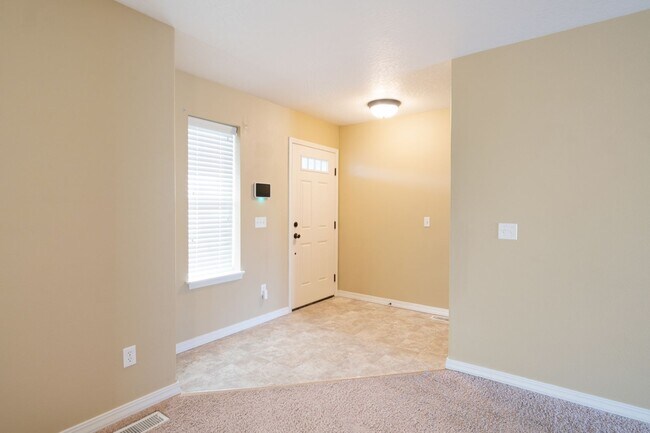 Building Photo - 3 Bedroom, 2 bathroom townhouse on Sunnyside Hill!