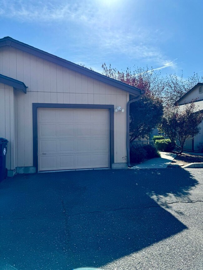 Building Photo - 516 NE Negus Loop