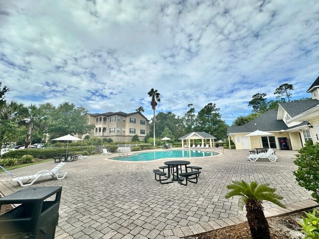 Building Photo - Stylish 2 bed, 2.5 Bath Condo in Magnolia Place | Private Garage | $1,550.00