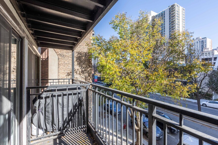 Building Photo - 1214 N La Salle Dr