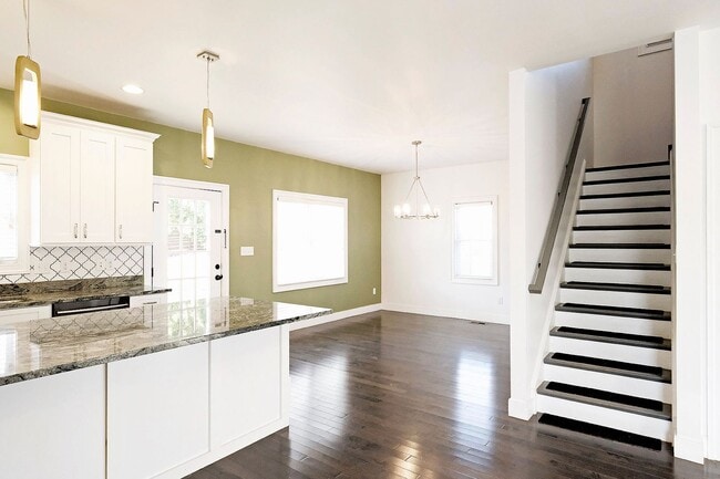 Building Photo - Pet-Friendly Belmont Home With Fenced Yard