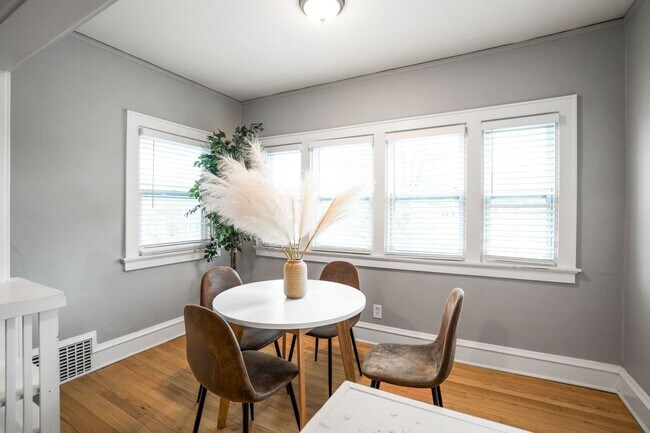 Building Photo - Rare quality UWM Flat , Walk to Campus!