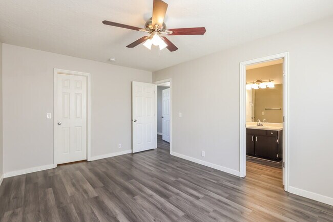 Building Photo - 5902 Woodview Dr