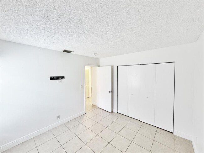 Building Photo - 1136 NW 5th Ct