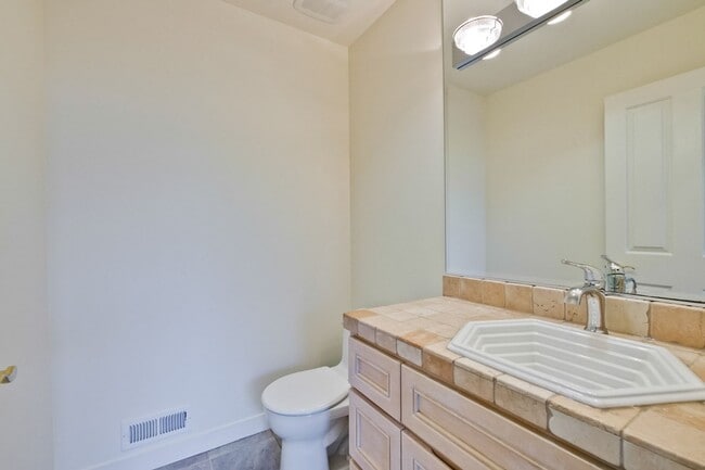 Building Photo - Large 3,767 sqft home on a 10,000 sqft lot- 2 bed located on 1st floor w/ separate entrance - Top...