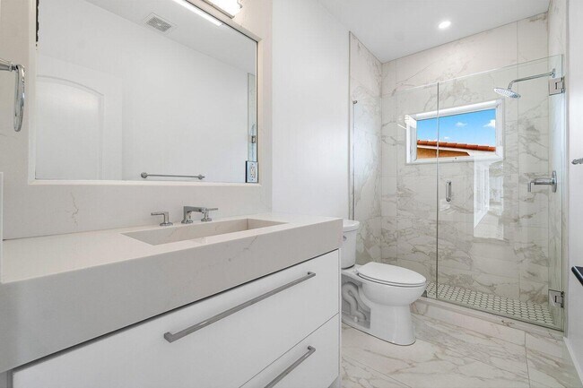 Building Photo - 1366 SW 4th Ct