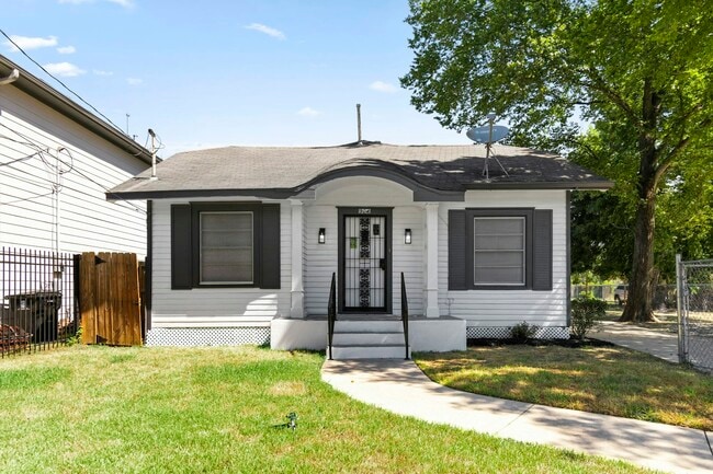 Primary Photo - 904 Mansfield St