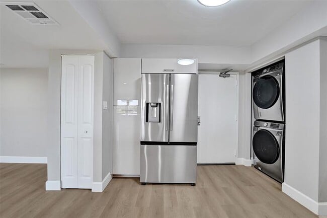 Building Photo - 3200 Port Royale Dr N