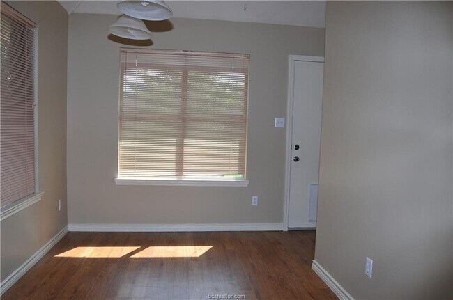 Building Photo - 2417 Carnation Ct