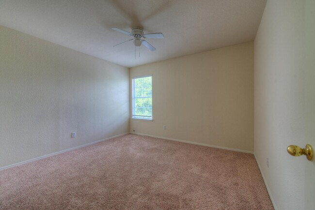 Building Photo - Very clean 4 BR 2.5 Bath