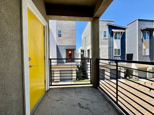 Building Photo - NEWER 2 BED, 2.5. BATH TOWNHOME IN BROADWAY AREA OF SACRAMENTO