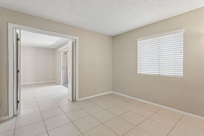 Building Photo - 4444 E Paradise Ln