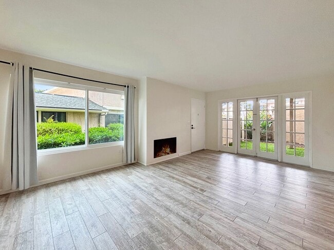Building Photo - Beautiful 3BD/2.5BA Condo Located in Unive...