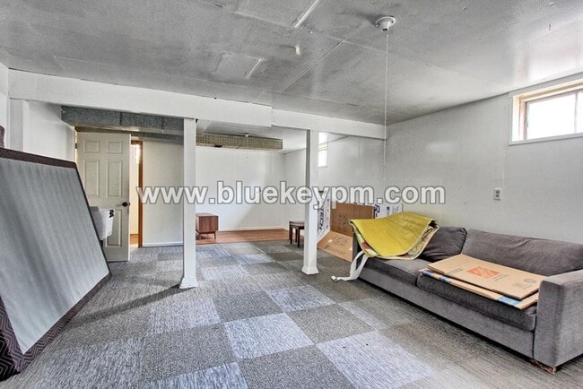 Building Photo - 5 Bedrooms, 2.5 Bathrooms Home in Oregon City