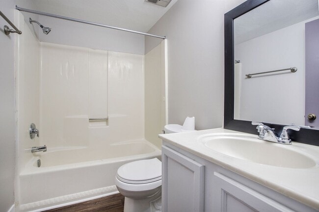 Building Photo - Newly Remodeled 2bed 1 bath apartment in Urbandale! - Ask about our security deposit alternative!