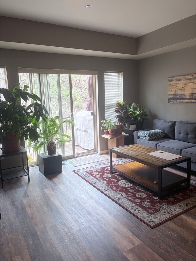 Building Photo - Beautiful Lightner Creek Townhome