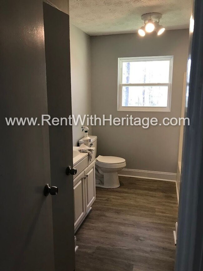 Building Photo - FANTASTIC 2 BEDROOM 1.5 BATH DUPLEX WITH ALL THE UPGRADES / GREAT LOCATION