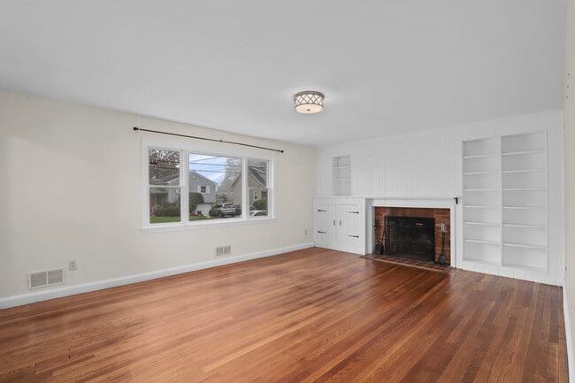 Building Photo - 216 S Poe St