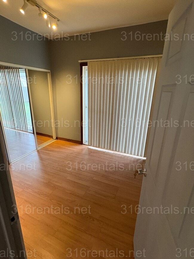 Building Photo - $1099 - 3 bed 1 bath - Single Family Home